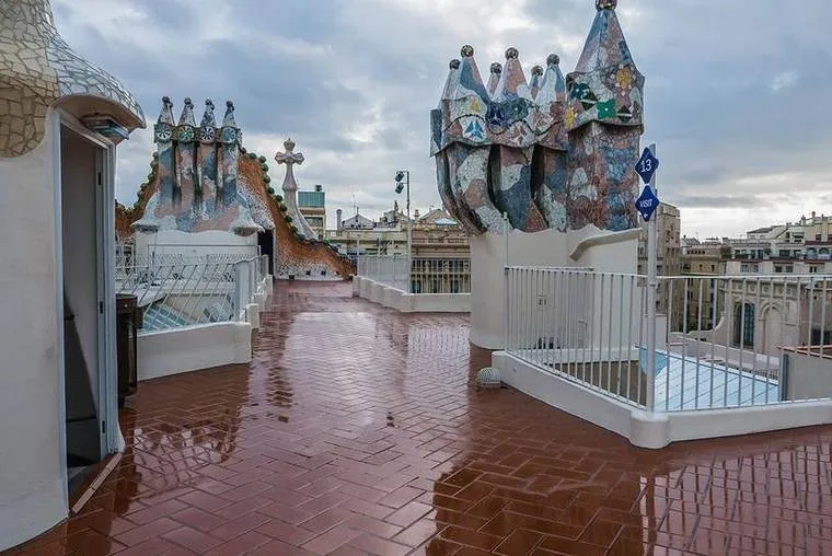Chimeneas de trencadís en la azotea del dragón de la Casa Batlló