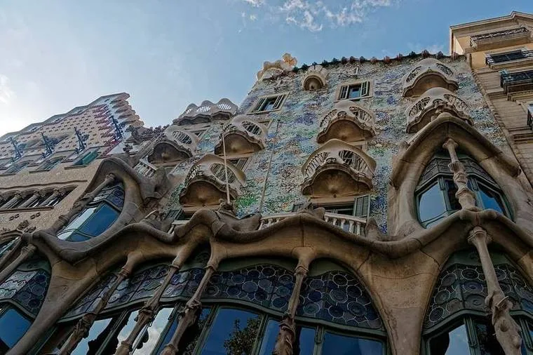 Fachada de trencadís de la Casa Batlló de Gaudí en el Paseo de Gracia de Barcelona
