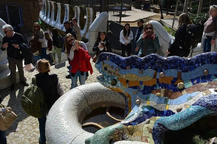 Escalinata del Park Güell con el drac, la salamandra de mosaico trencadís de Gaudí