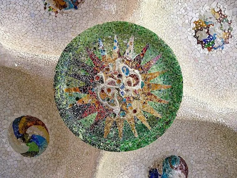 Techo de la Sala Hipóstila del Park Güell con sus medallones de mosaico