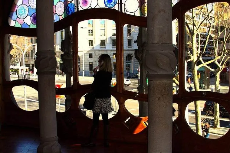 Salón de la Planta Noble de la Casa Batlló con ventanales ondulados