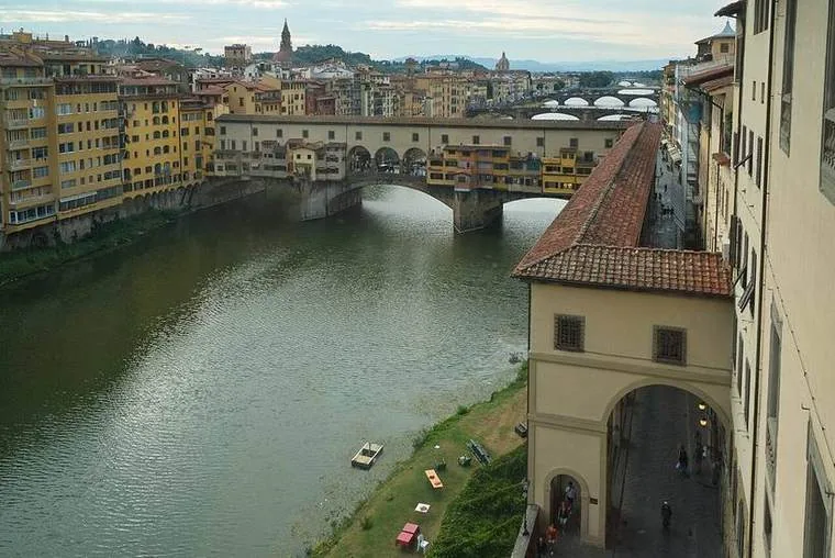 La Galería Uffizi y el corredor vasariano sobre el río Arno con el Ponte Vecchio al fondo