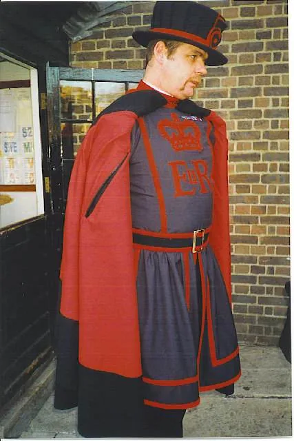 Un Yeoman Warder o Beefeater con su uniforme en la Torre de Londres