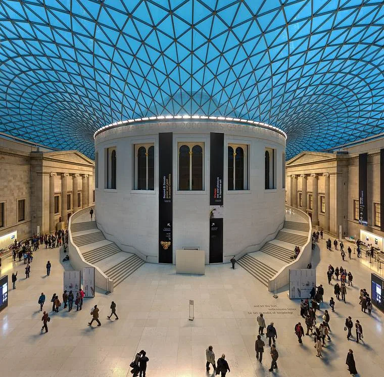 La Great Court cubierta del British Museum con la Sala de Lectura en el centro