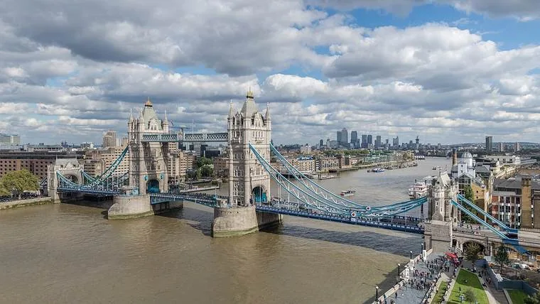 La Torre de Londres junto al Támesis con el Tower Bridge al fondo