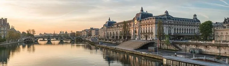 Fachada del Museo de Orsay, antigua estación Beaux-Arts, a orillas del Sena en París