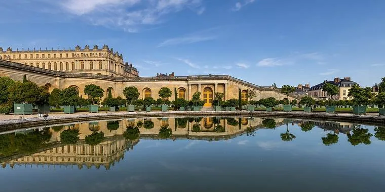 Fachada de los jardines del Palacio de Versalles reflejada en el estanque de la Orangerie