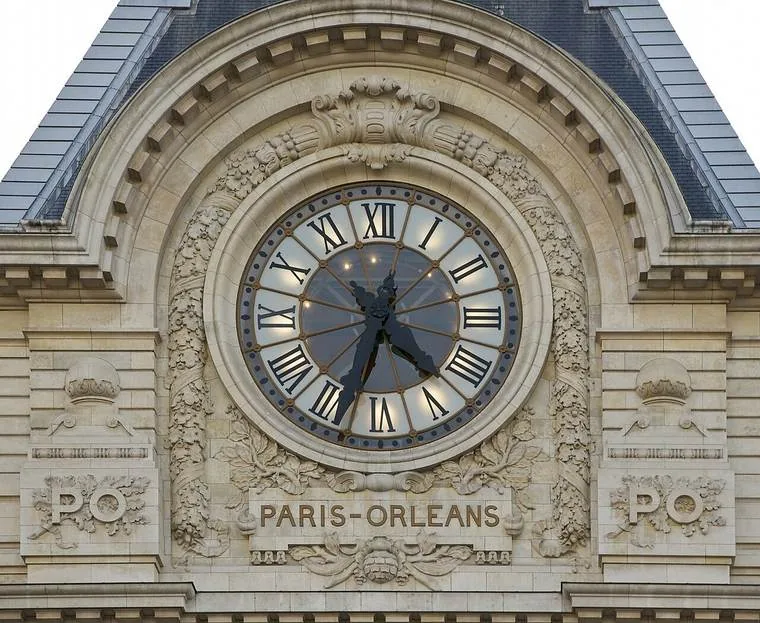 El gran reloj del Museo de Orsay con vistas a París