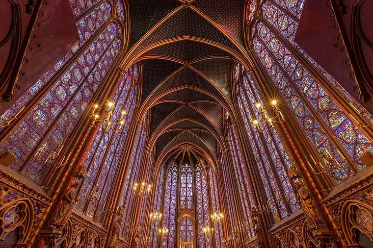 Vidrieras góticas de la capilla alta de la Sainte-Chapelle iluminadas por el sol