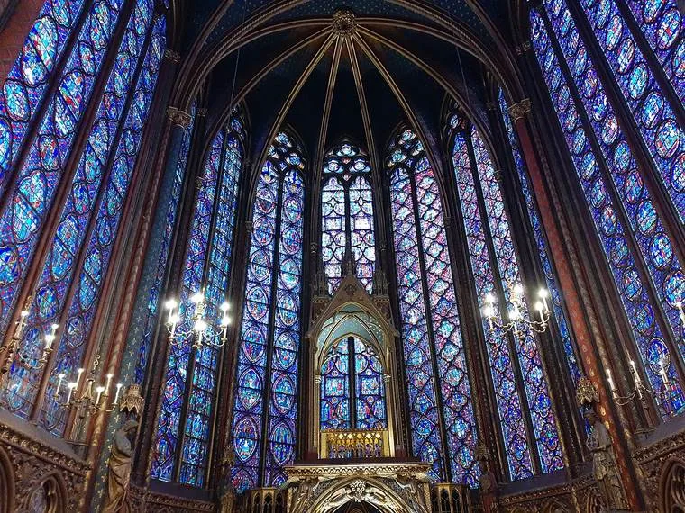 Ventanales de vidriera del siglo XIII de la Sainte-Chapelle de París