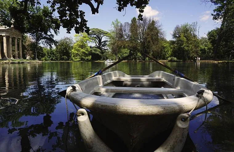 Lago y jardines de Villa Borghese en Roma