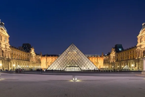 Billets Louvre – la pyramide de verre dans la cour Napoléon