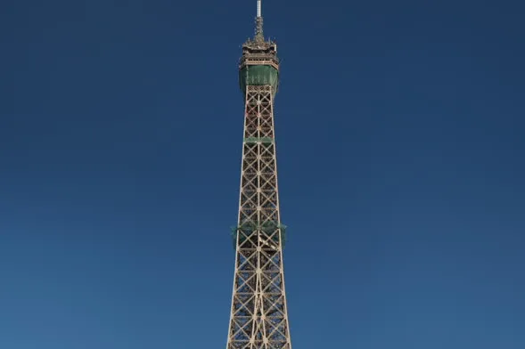 Sommet et 3e étage de la Tour Eiffel à 276 mètres au-dessus de Paris